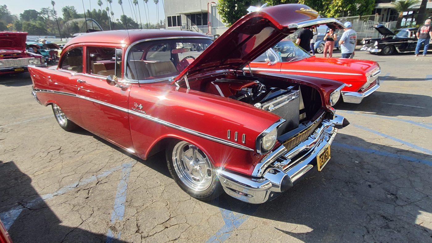 Czerwony Chevrolet Bel Air 1957 z otwartą maską