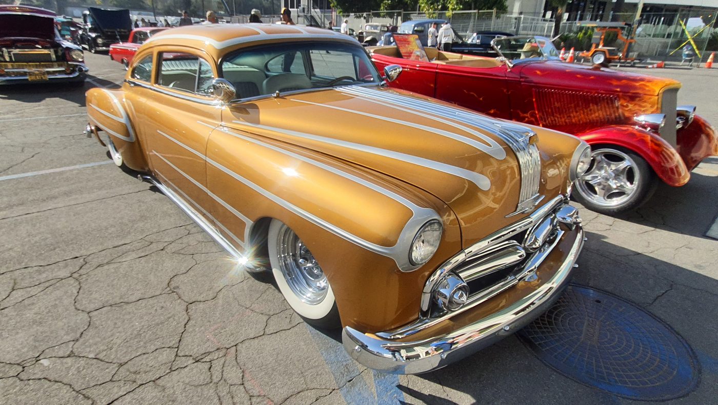 Miedziany Pontiac Streamliner 1951 kustom