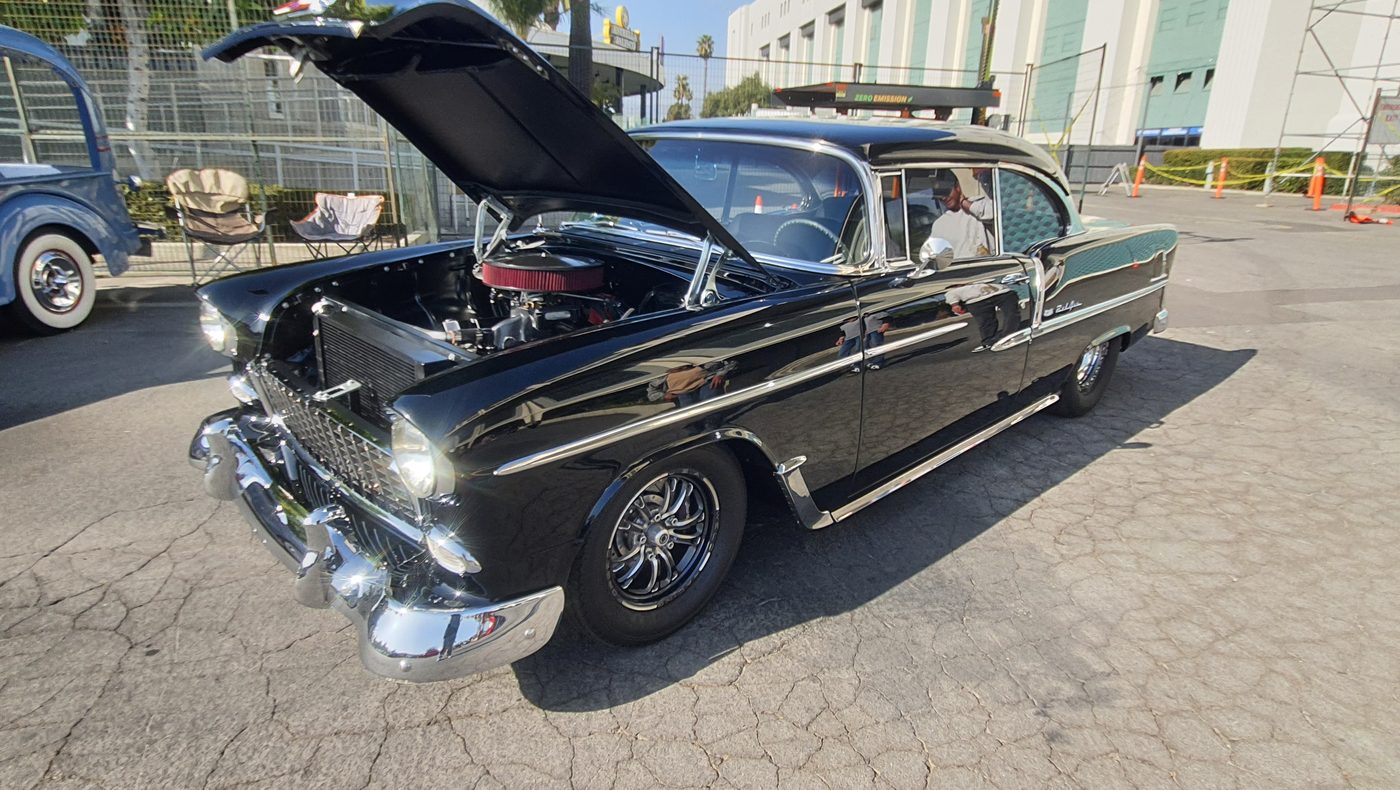 Czarny Chevrolet Bel Air 1955 z otwartą maską