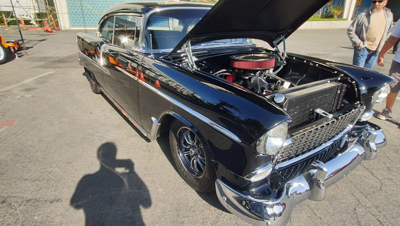 Czarny Chevrolet Bel Air 1955 z otwartą maską – zdjęcie 2