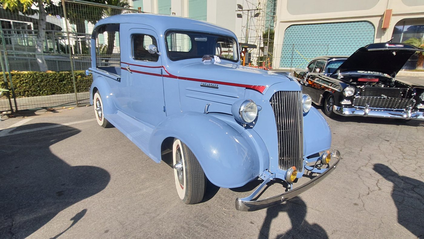Błękitny Chevrolet Suburban Carryall 1937