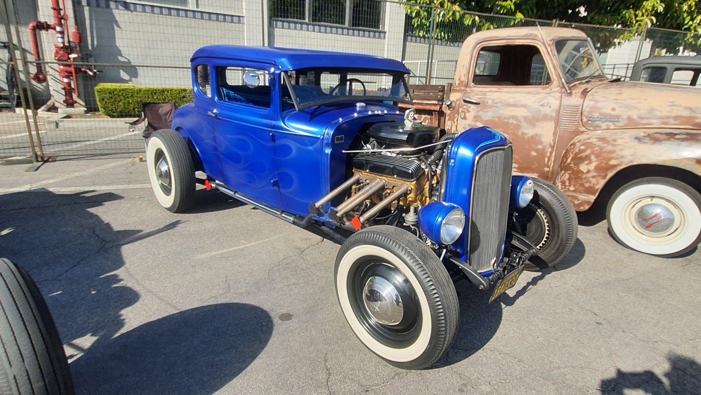 Niebieski Ford 5-window coupe 1932 hot rod