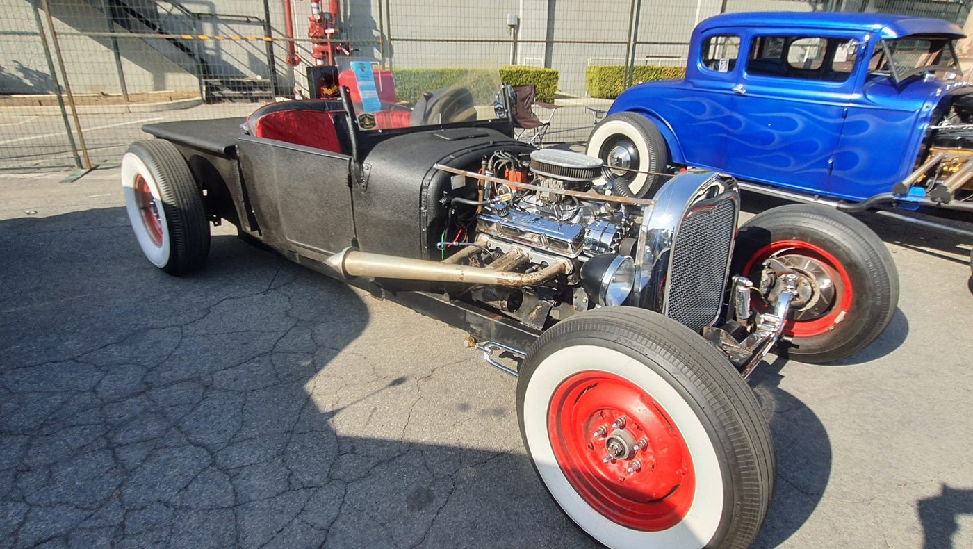 Rat rod pickup na czerwonych felgach