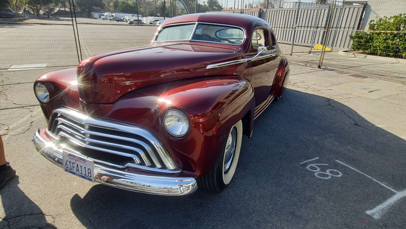Bordowy Chevrolet Fleetline Aerosedan 1948 kustom