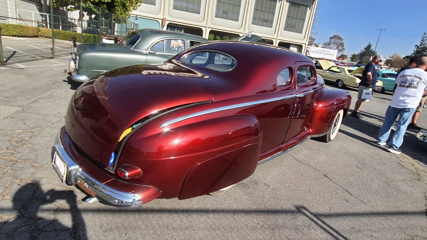 Bordowy Chevrolet Fleetline Aerosedan 1948 kustom – zdjęcie 2