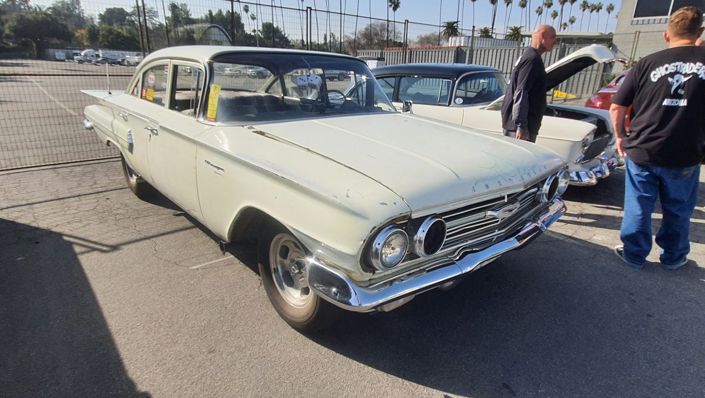 Kremowy Chevrolet Biscayne 1960