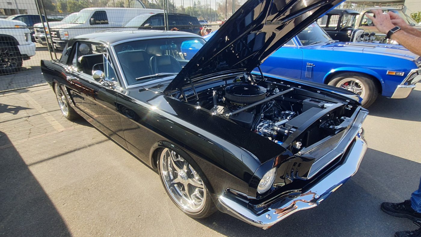 Czarny Ford Mustang 1966 restomod
