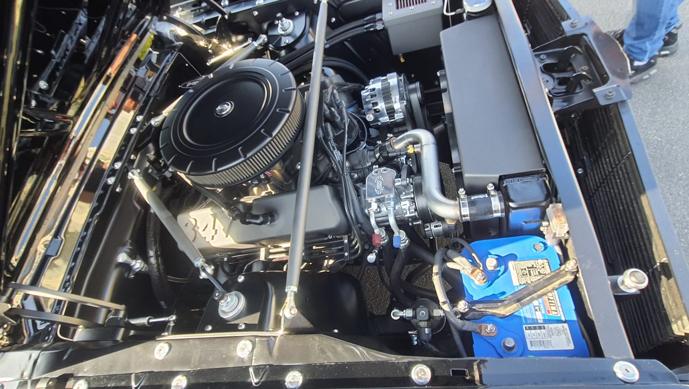 Czarny Ford Mustang 1966 restomod – zdjęcie 2