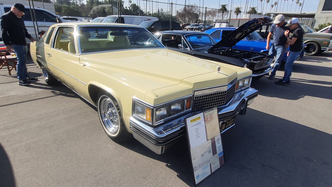 Kremowy Cadillac Coupe DeVille 1978