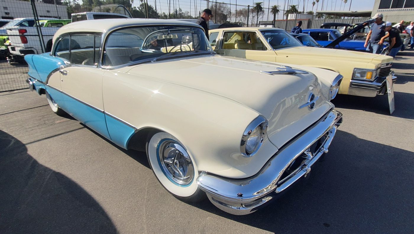 Biało-turkusowy Oldsmobile 88 1955