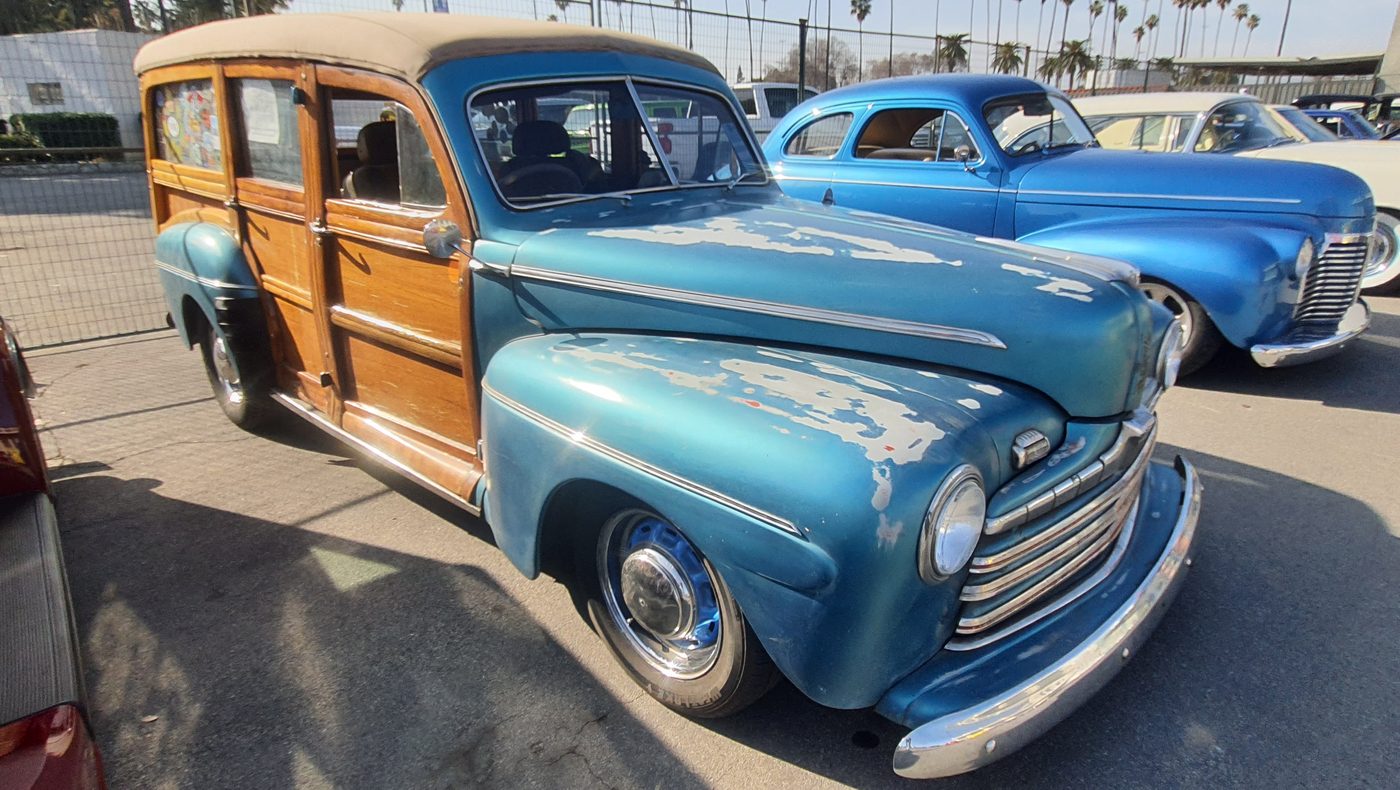 Turkusowy Ford Woodie 1947