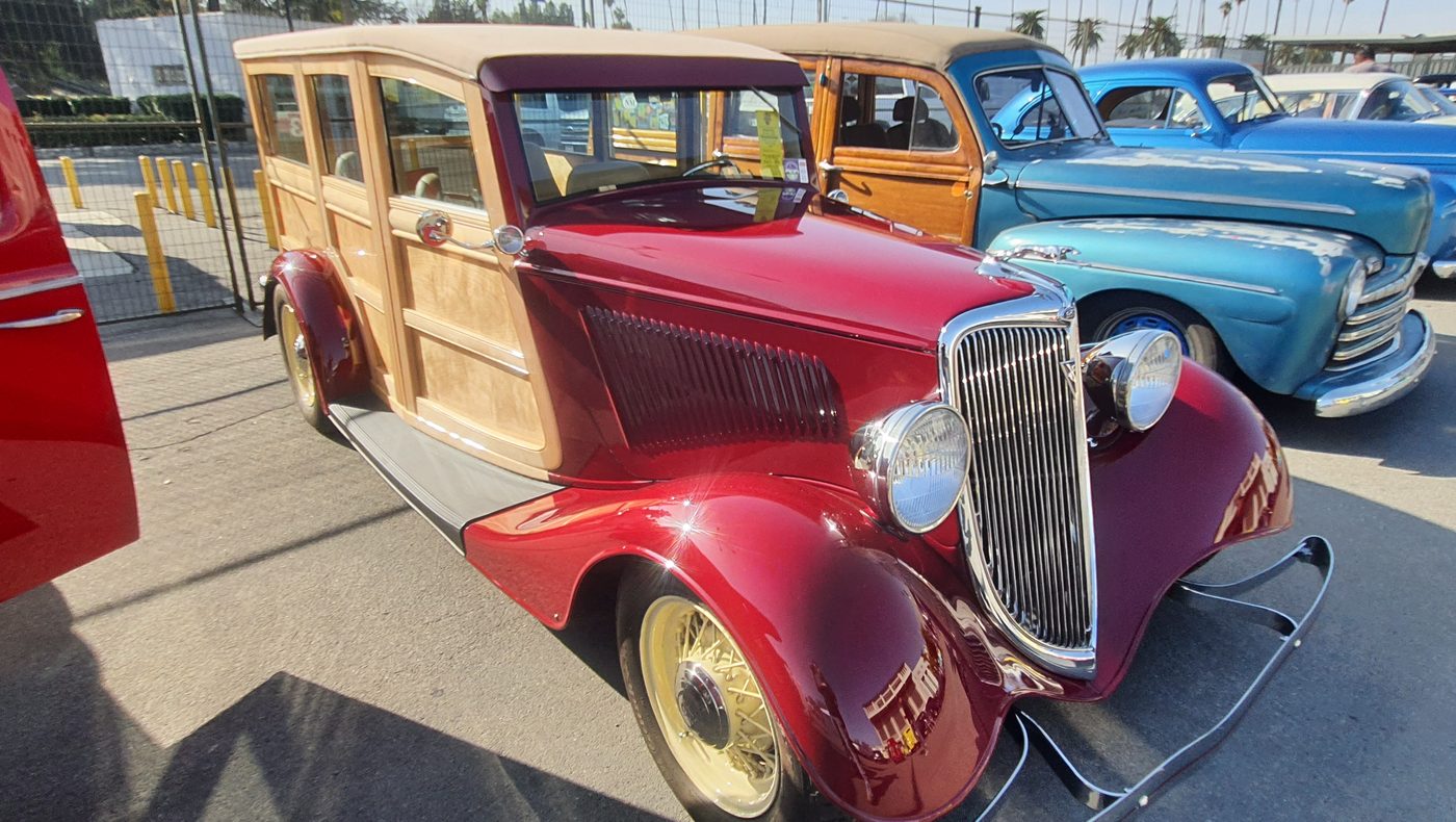 Bordowy Ford Woodie 1934