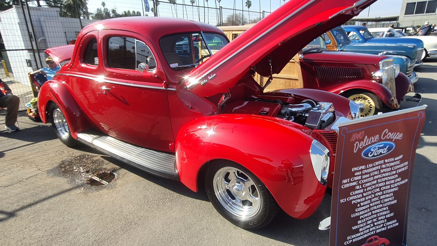 Czerwony Ford Deluxe coupe 1940 z silnikiem LS
