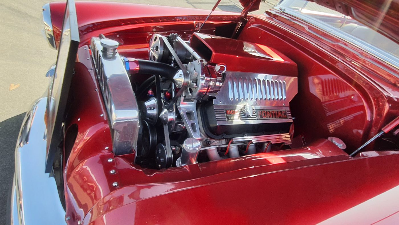 Czerwony Pontiac Chieftain 1953 z otwartą maską – zdjęcie 2