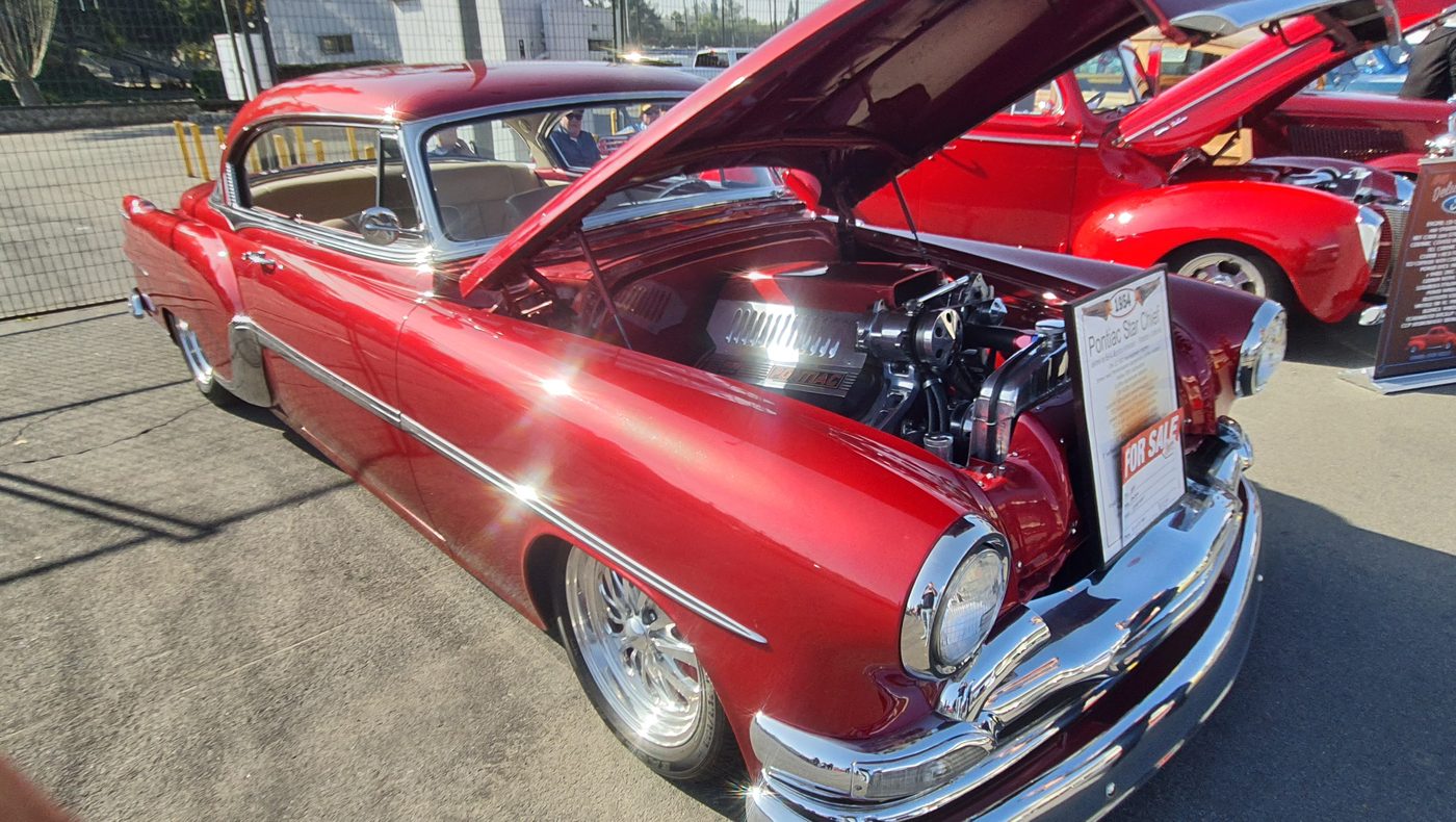 Czerwony Pontiac Chieftain 1953 z otwartą maską