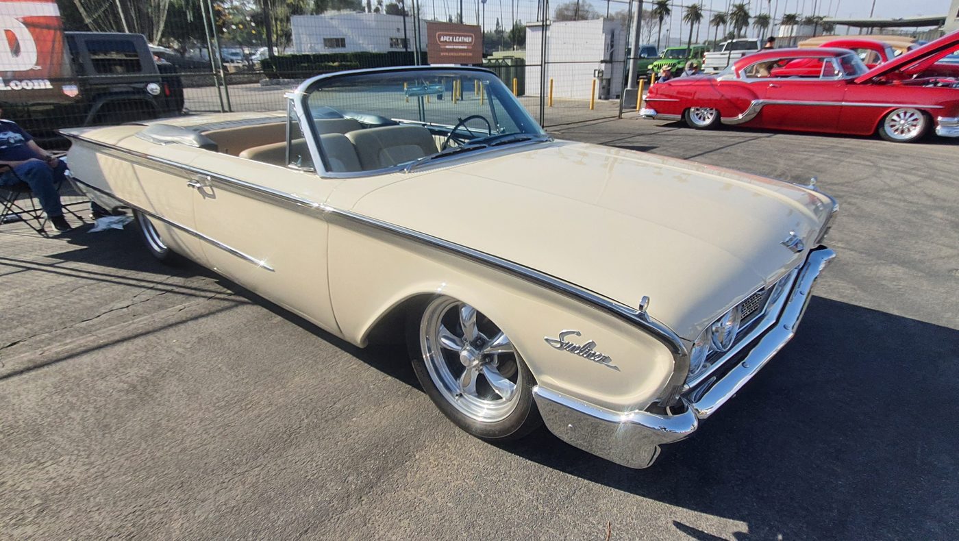 Kremowy Ford Galaxie Sunliner 1960 kabriolet