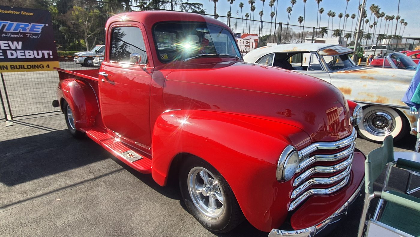 Czerwony Chevrolet 3100 Advance Design 1951