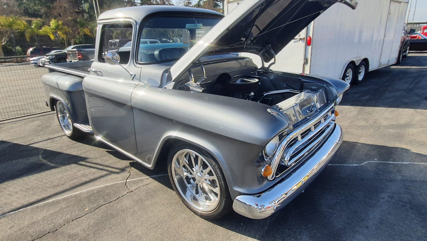 Srebrny Chevrolet 3100 Task Force 1957