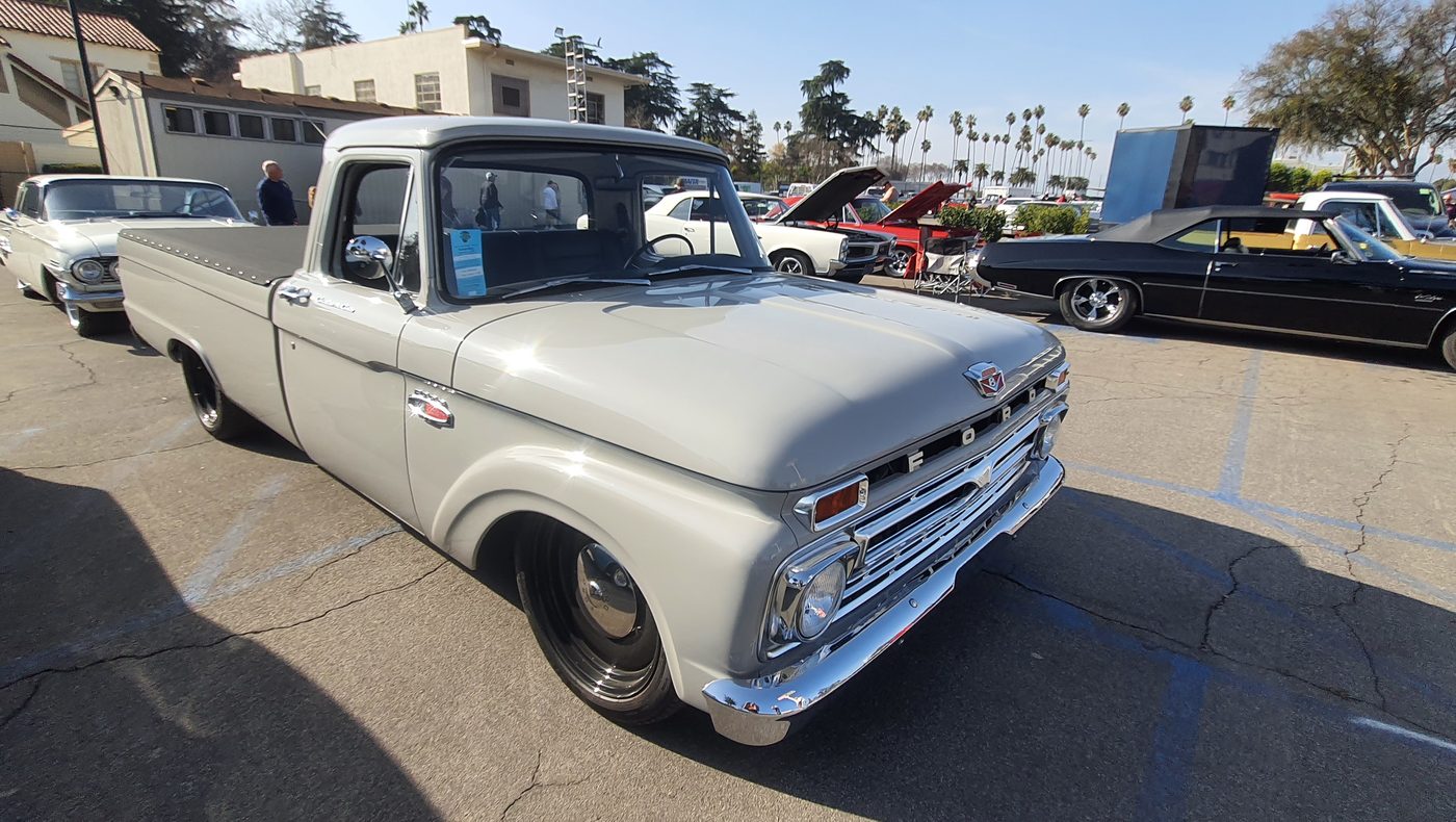 Jasnoszary Ford F-100 unibody 1962
