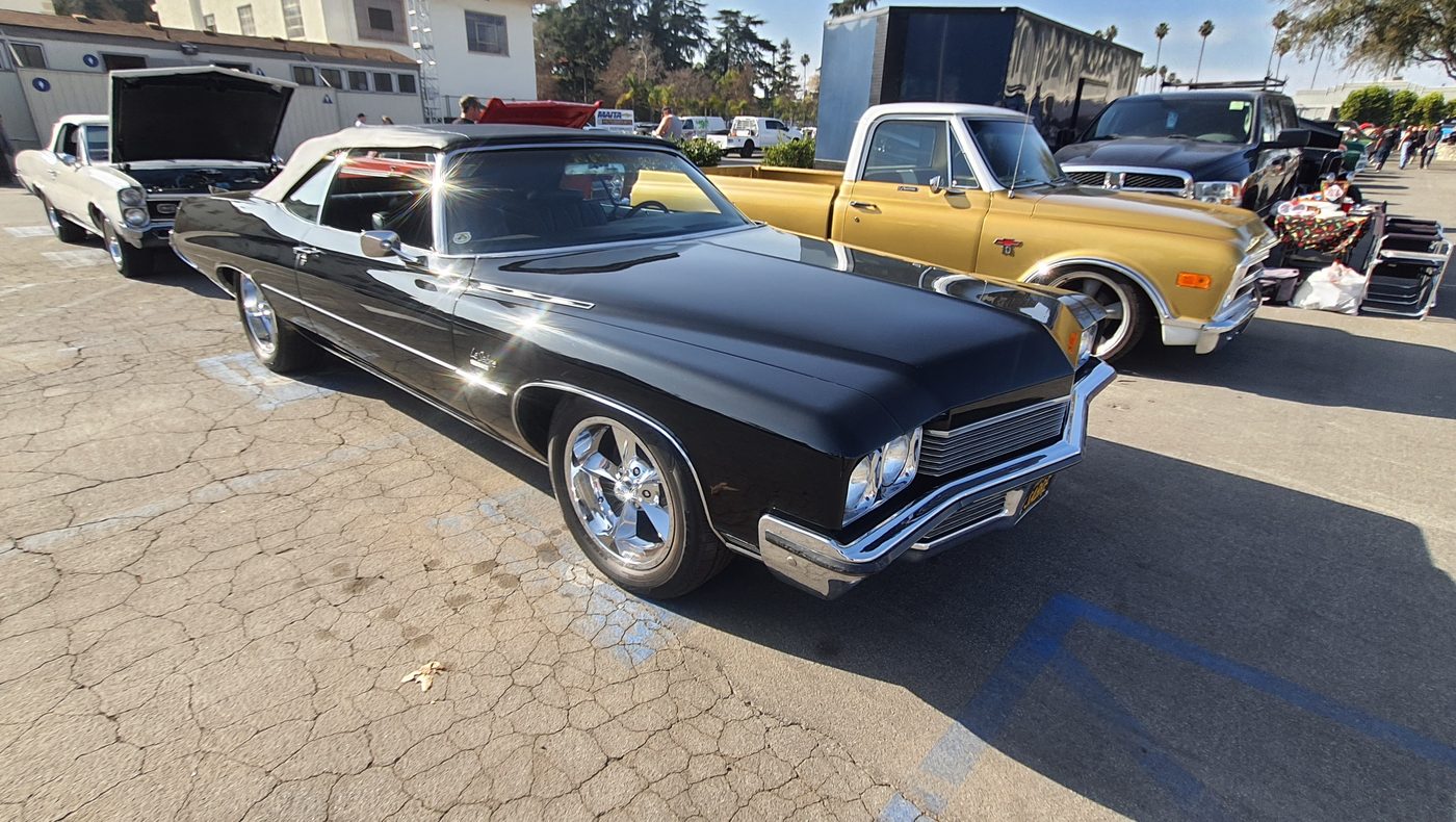 Czarny Buick LeSabre kabriolet 1971