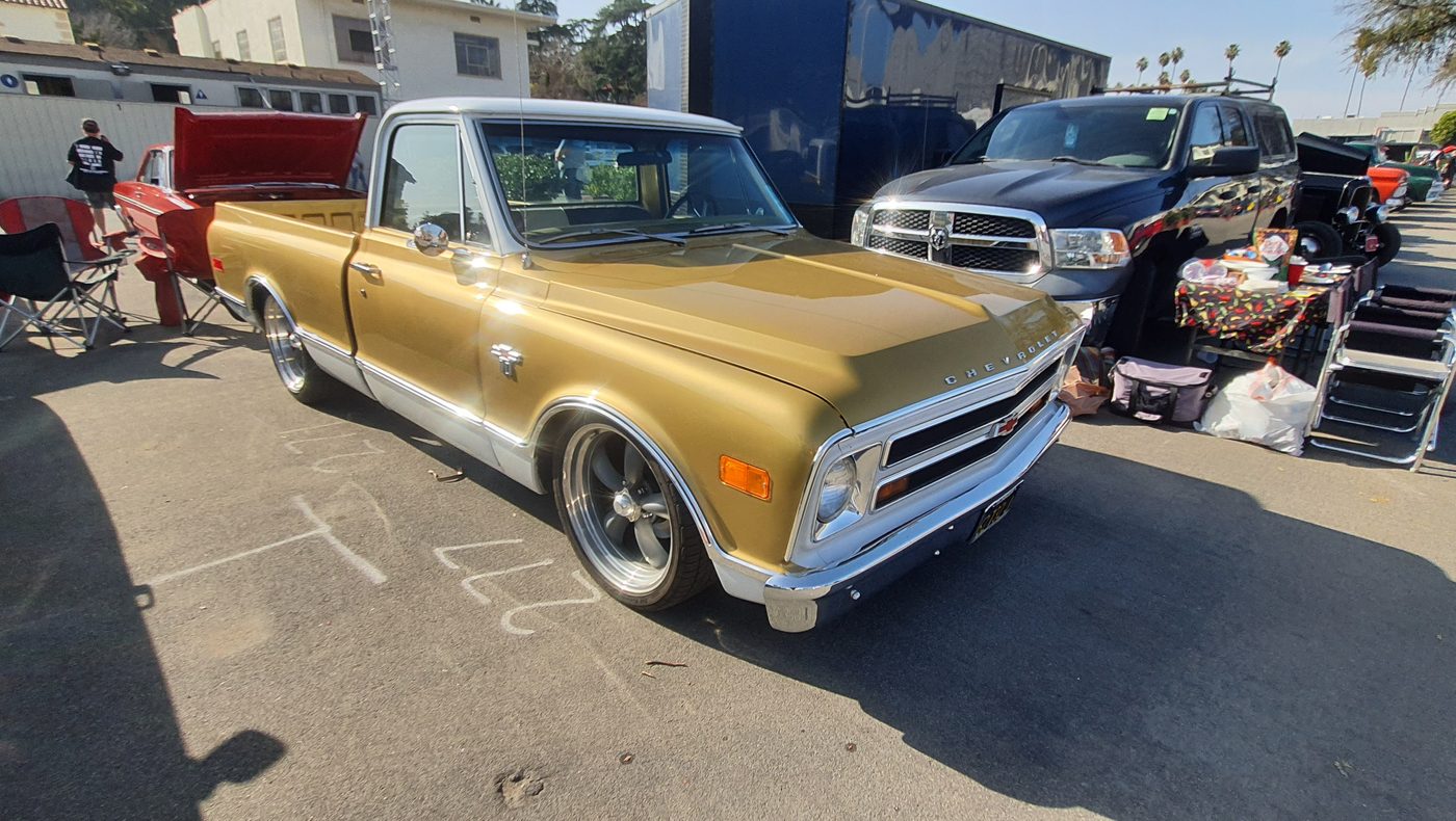 Złoty Chevrolet C10 1968