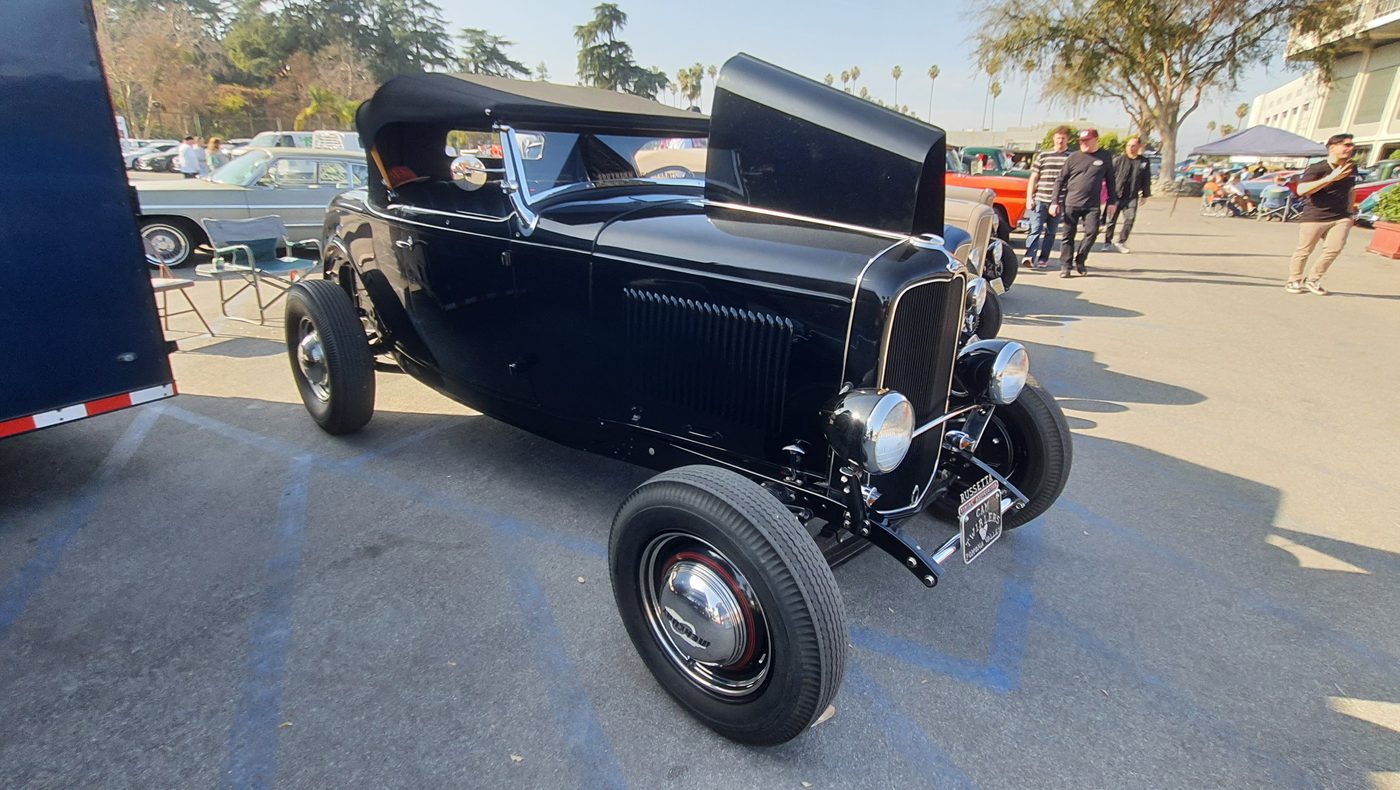 Czarny Ford roadster 1932 z podniesionym dachem