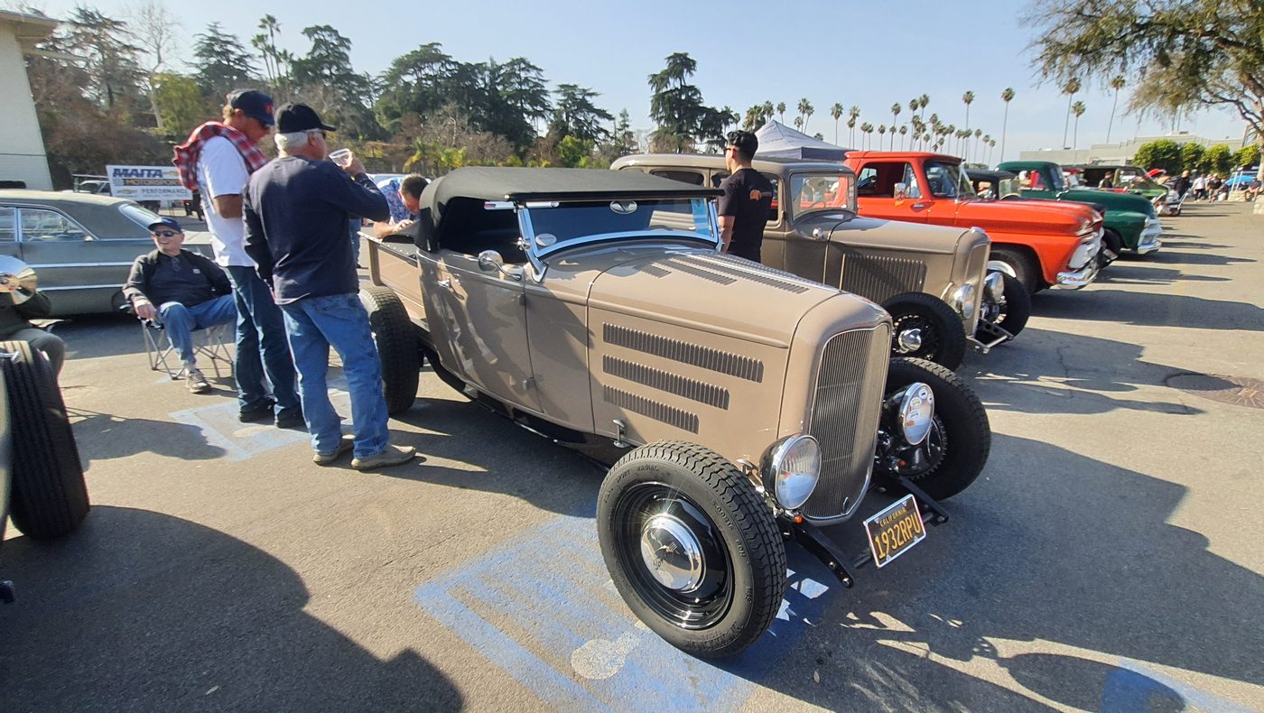 Beżowy Ford roadster 1932 z żaluzjami