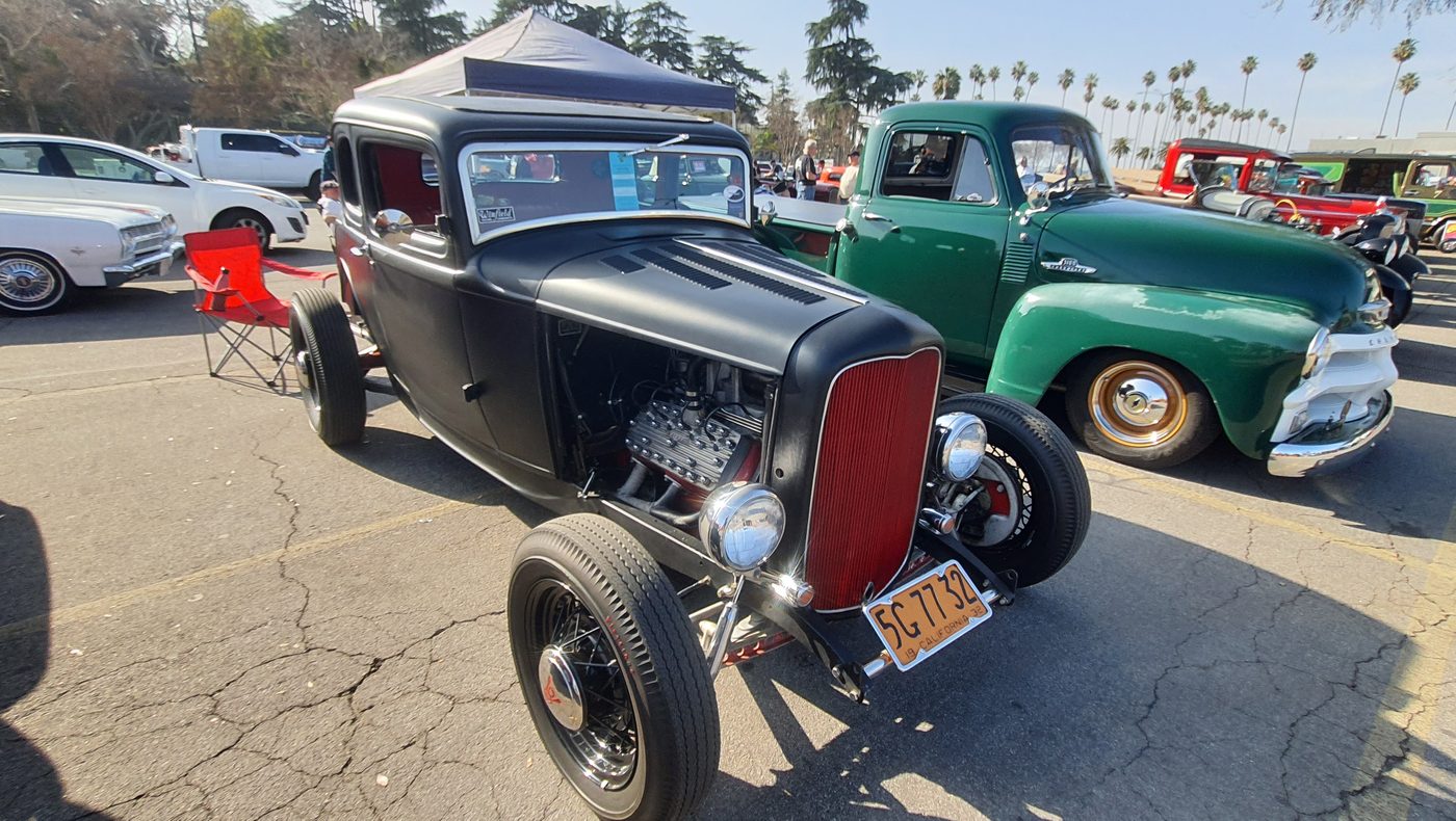 Czarny satynowy Ford 5-window coupe 1932 z czerwoną atrapą