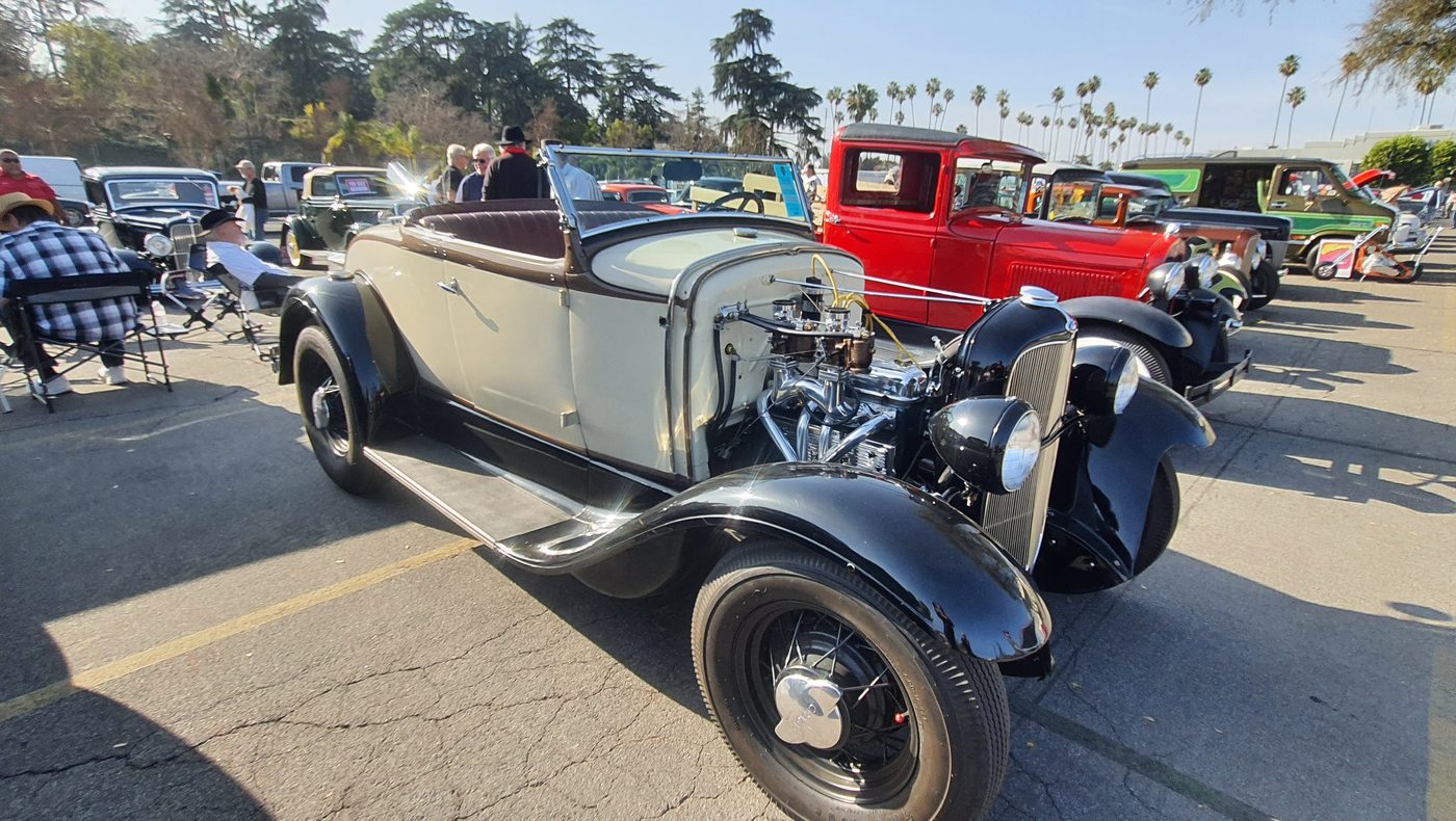 Kremowy Ford Model A roadster z czarnymi błotnikami