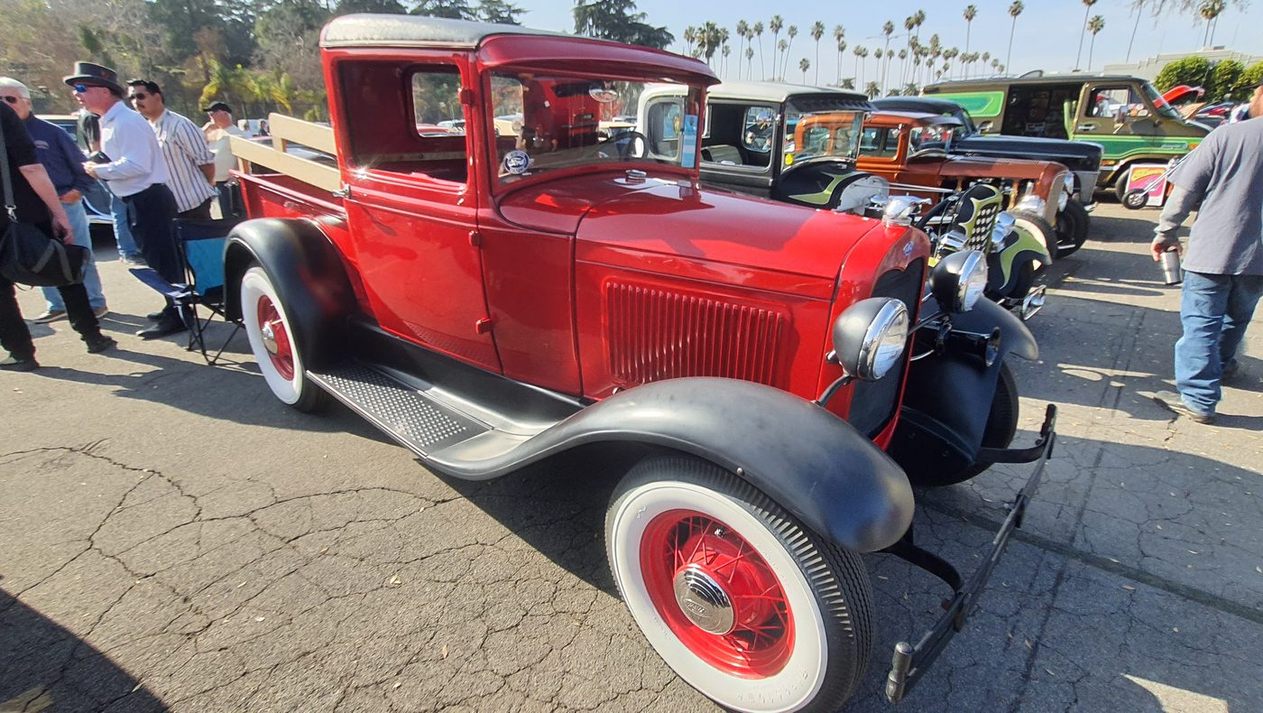 Czerwony Ford pickup 1934 z czarnymi błotnikami