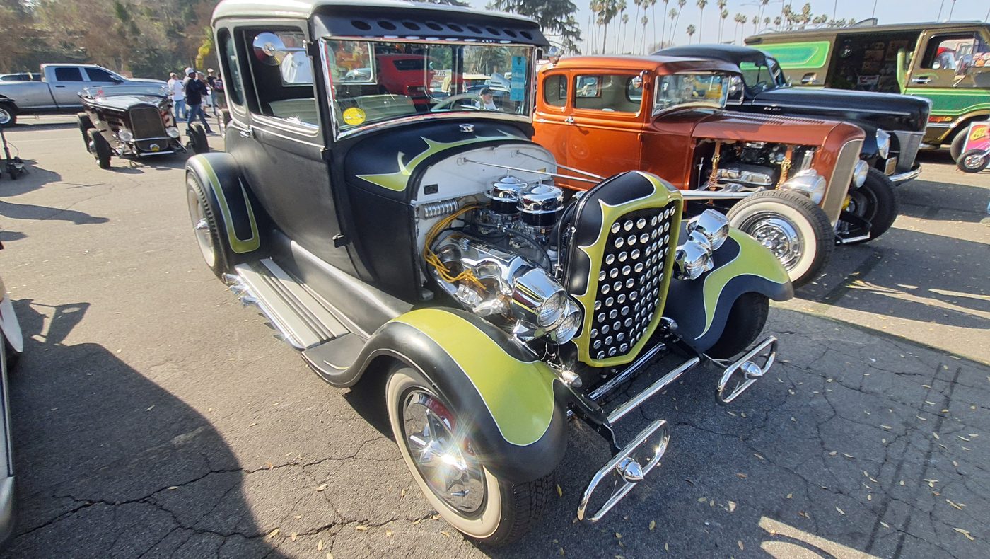 Czarny Ford Model A coupe z limonkowymi płomieniami