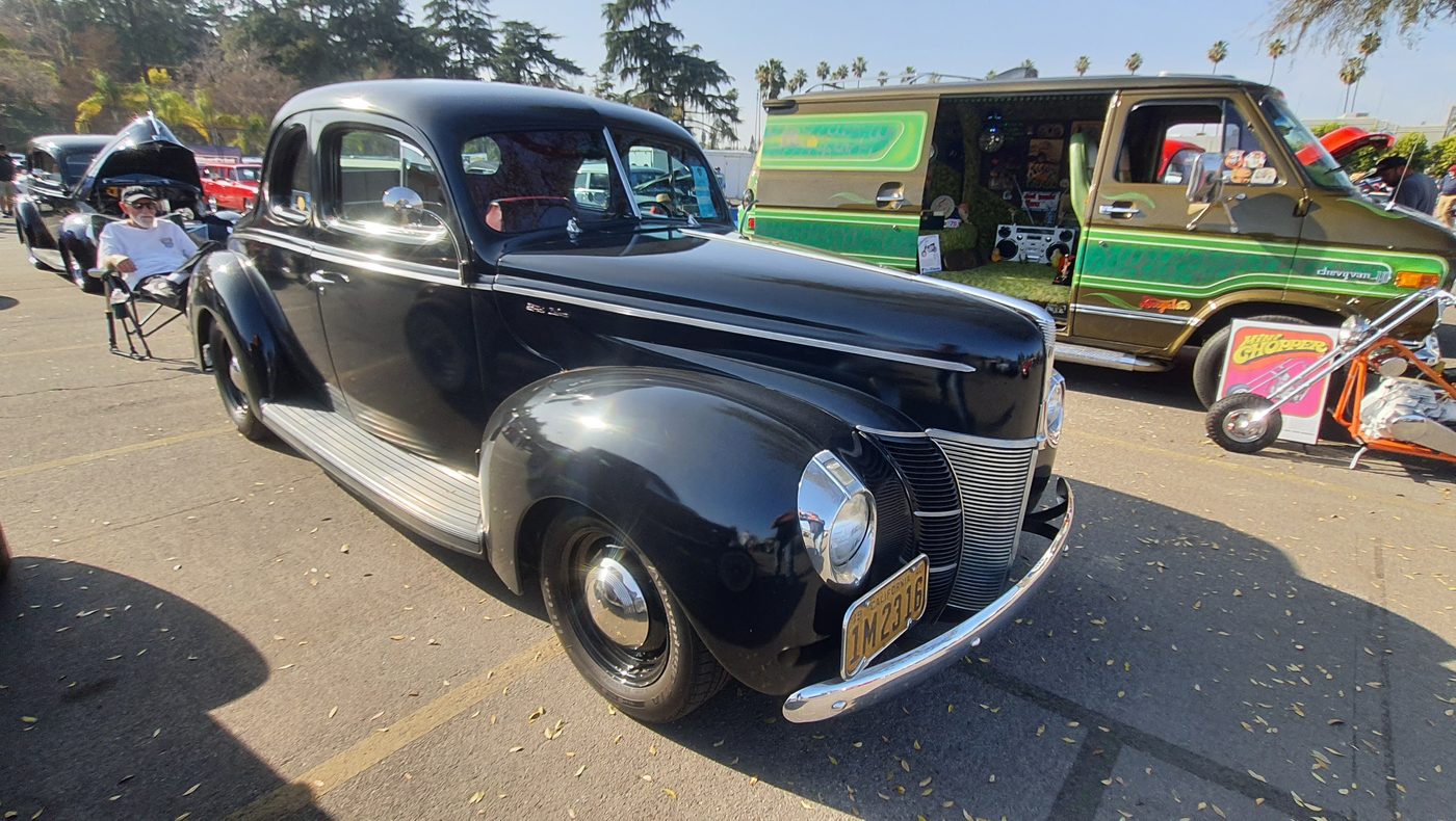 Czarny Ford Deluxe coupe 1940 w oryginalnym stylu