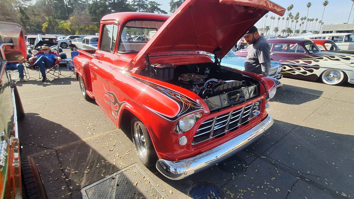 Czerwony Chevrolet 3100 Task Force 1956 z płomieniami