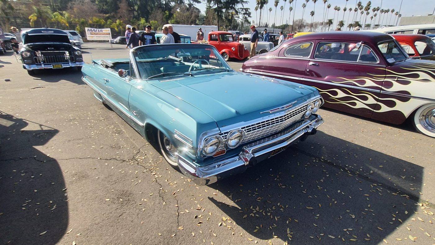 Turkusowy Chevrolet Impala kabriolet 1963