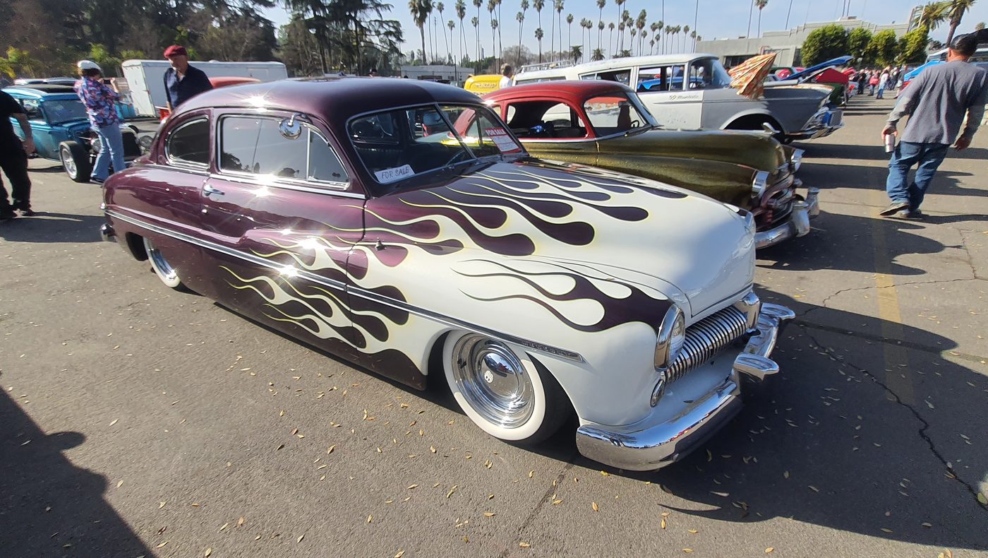 Śliwkowy Mercury 1949 kustom z białymi płomieniami
