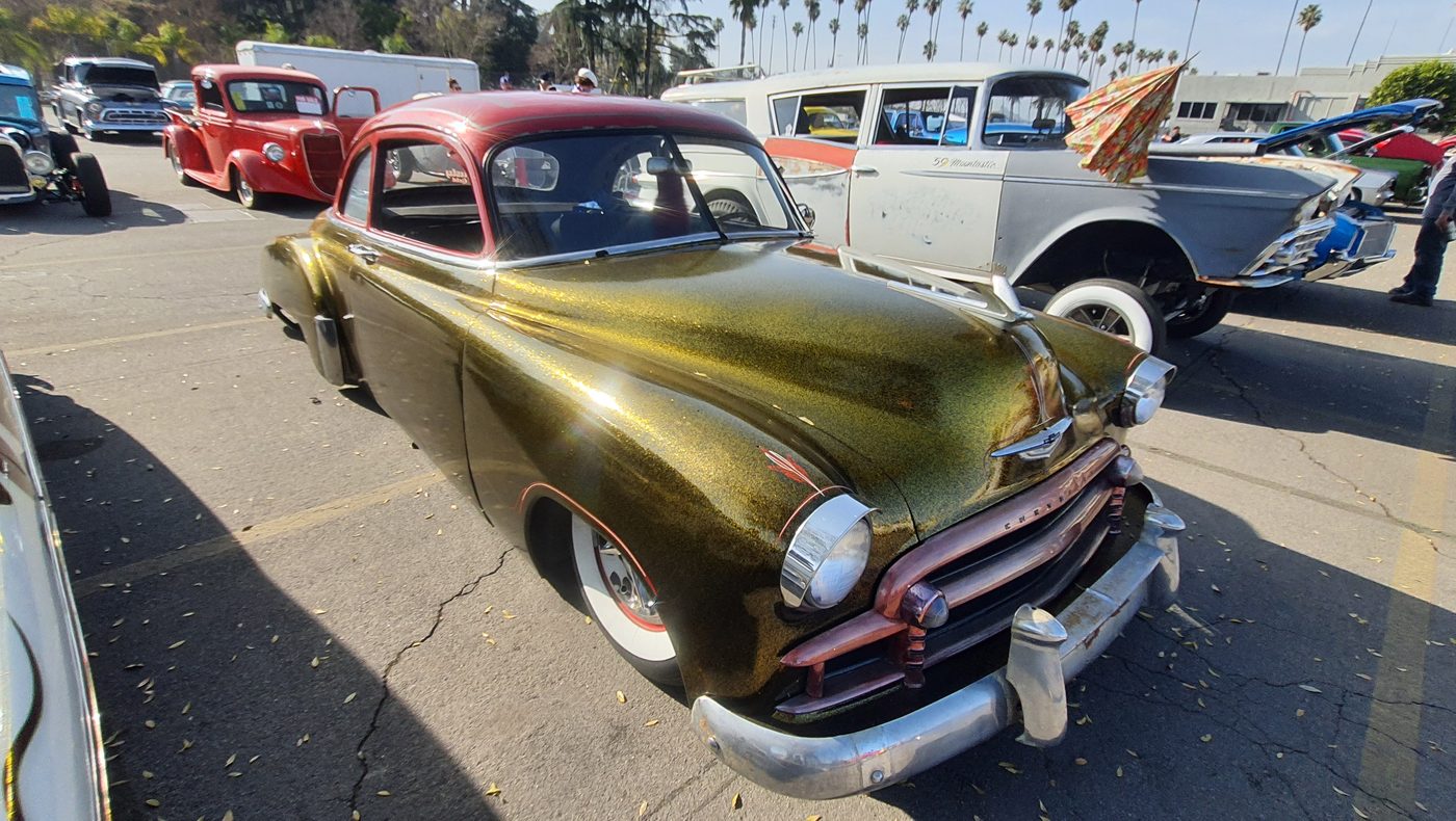 Złoto-oliwkowy Chevrolet Fleetline 1950 w metalflake