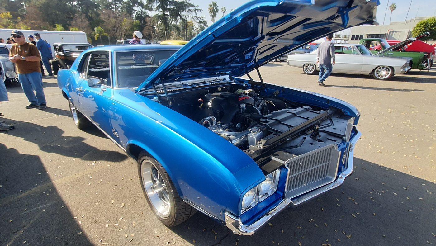 Niebieski Pontiac LeMans 1971 z otwartą maską