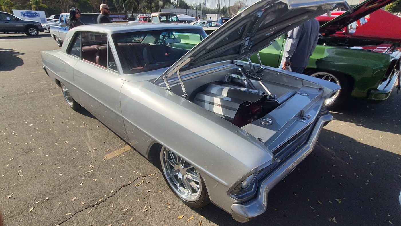 Srebrny Chevrolet Chevy II Nova 1967 z otwartą maską