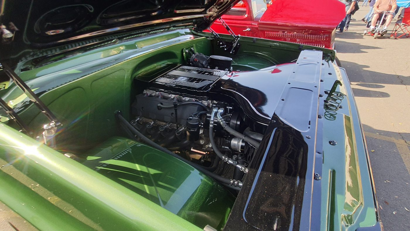 Zielony Chevrolet C10 Cheyenne 1978 z otwartą maską – zdjęcie 2
