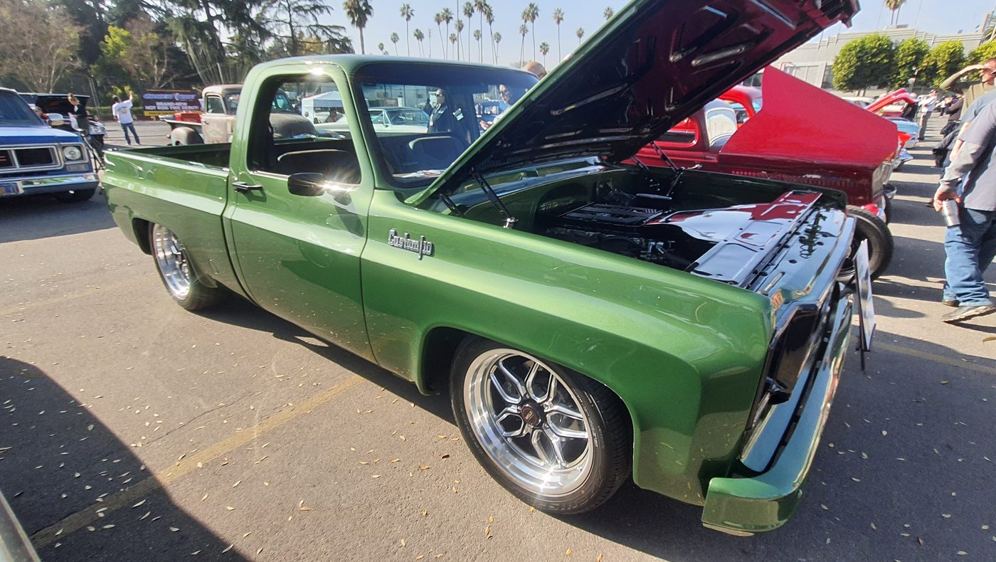Zielony Chevrolet C10 Cheyenne 1978 z otwartą maską