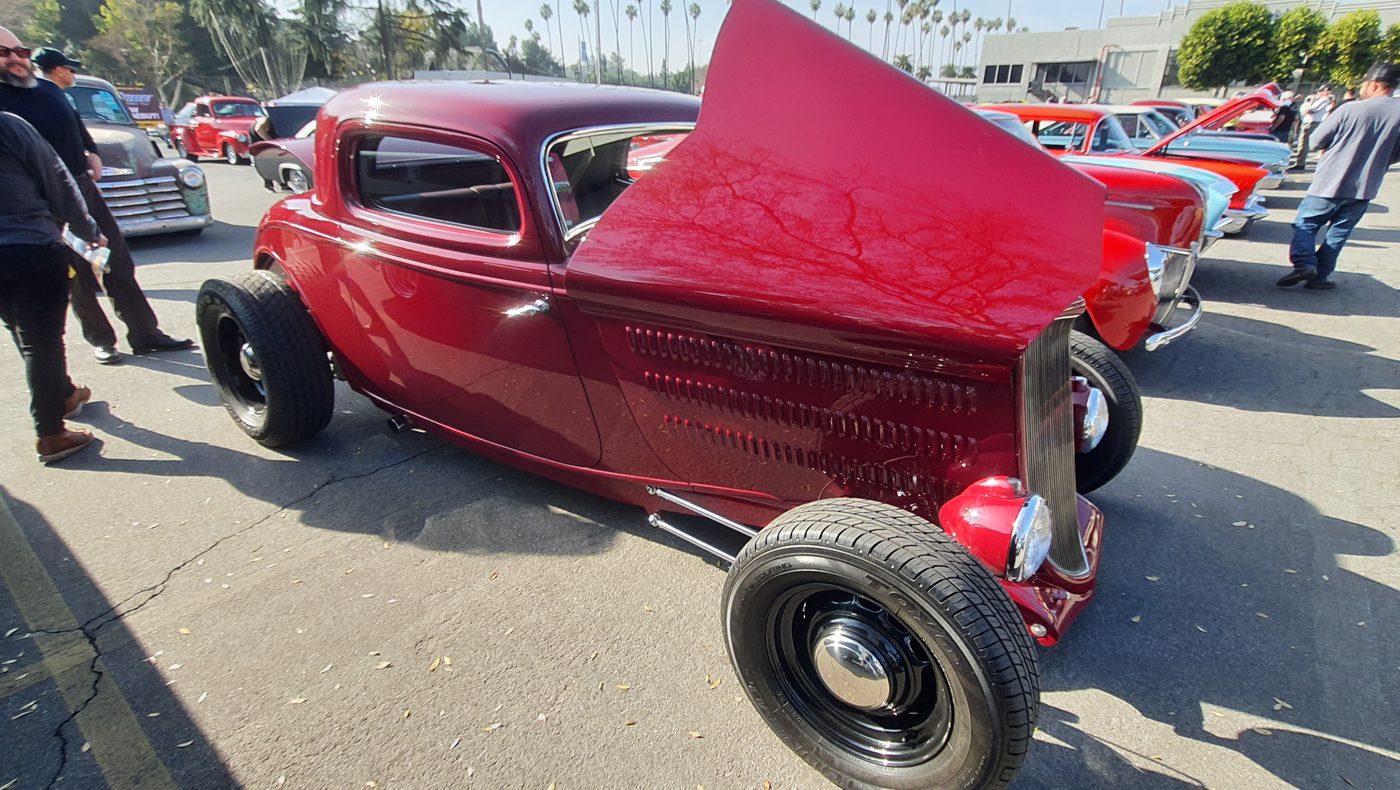 Bordowy Ford 3-window coupe 1934 z otwartą maską