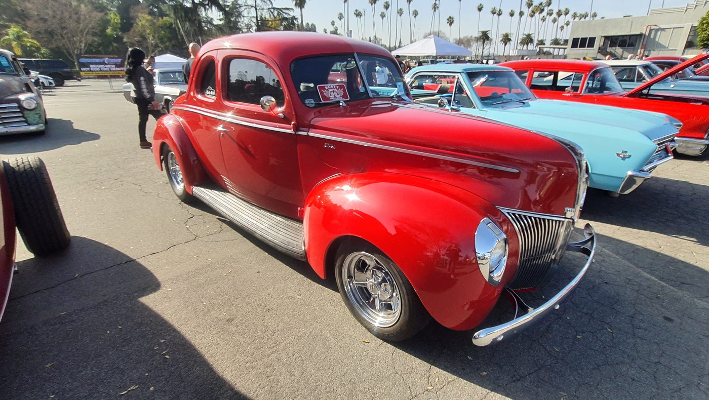Czerwony Ford Standard coupe 1940