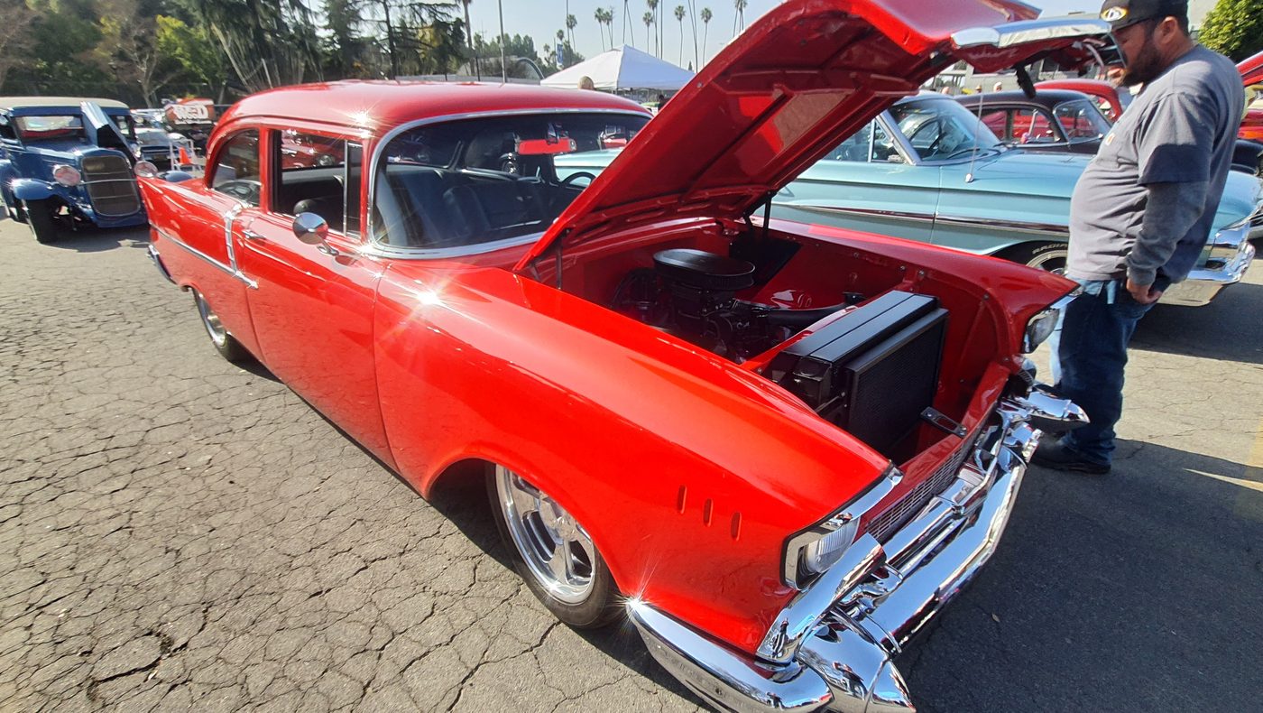 Czerwony Chevrolet 210 1957 z otwartą maską
