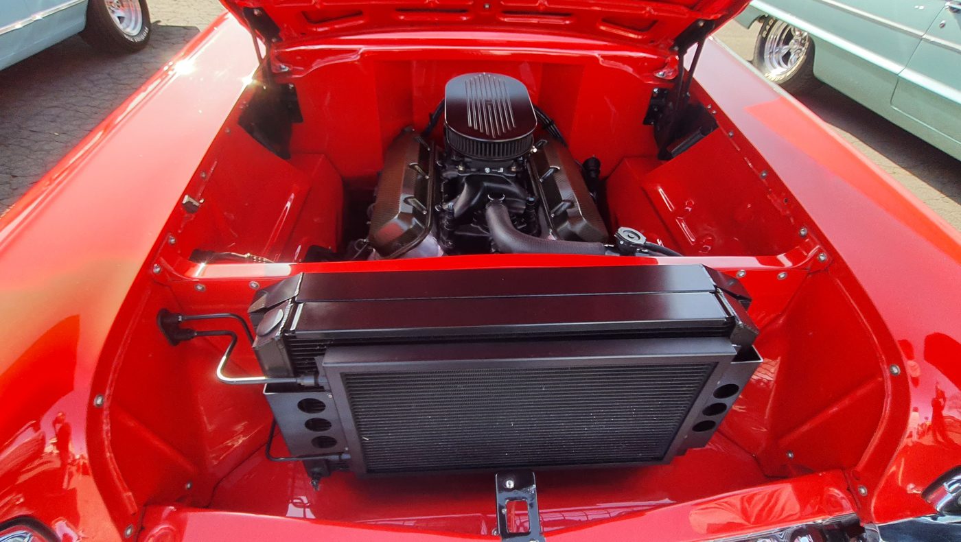 Czerwony Chevrolet 210 1957 z otwartą maską – zdjęcie 2