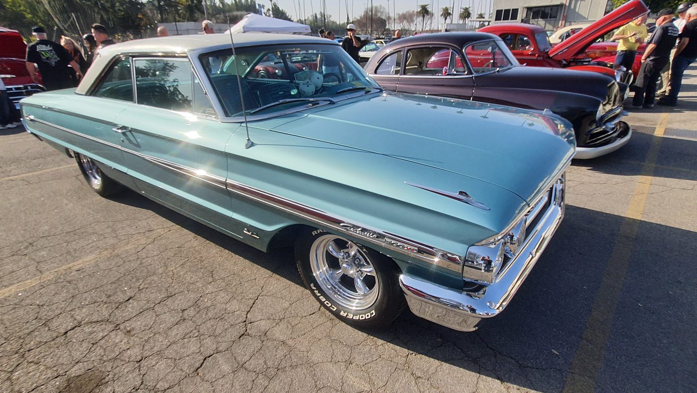 Seledynowy Ford Galaxie 500 1964