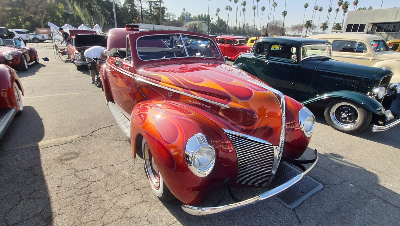 Czerwony Ford Deluxe coupe 1940 w płomieniach