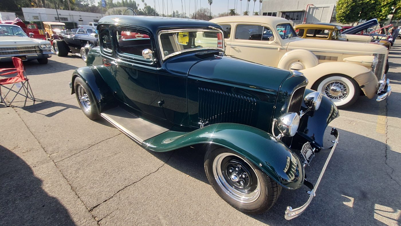 Ciemnozielony Ford 5-window coupe 1932 w pełnych błotnikach