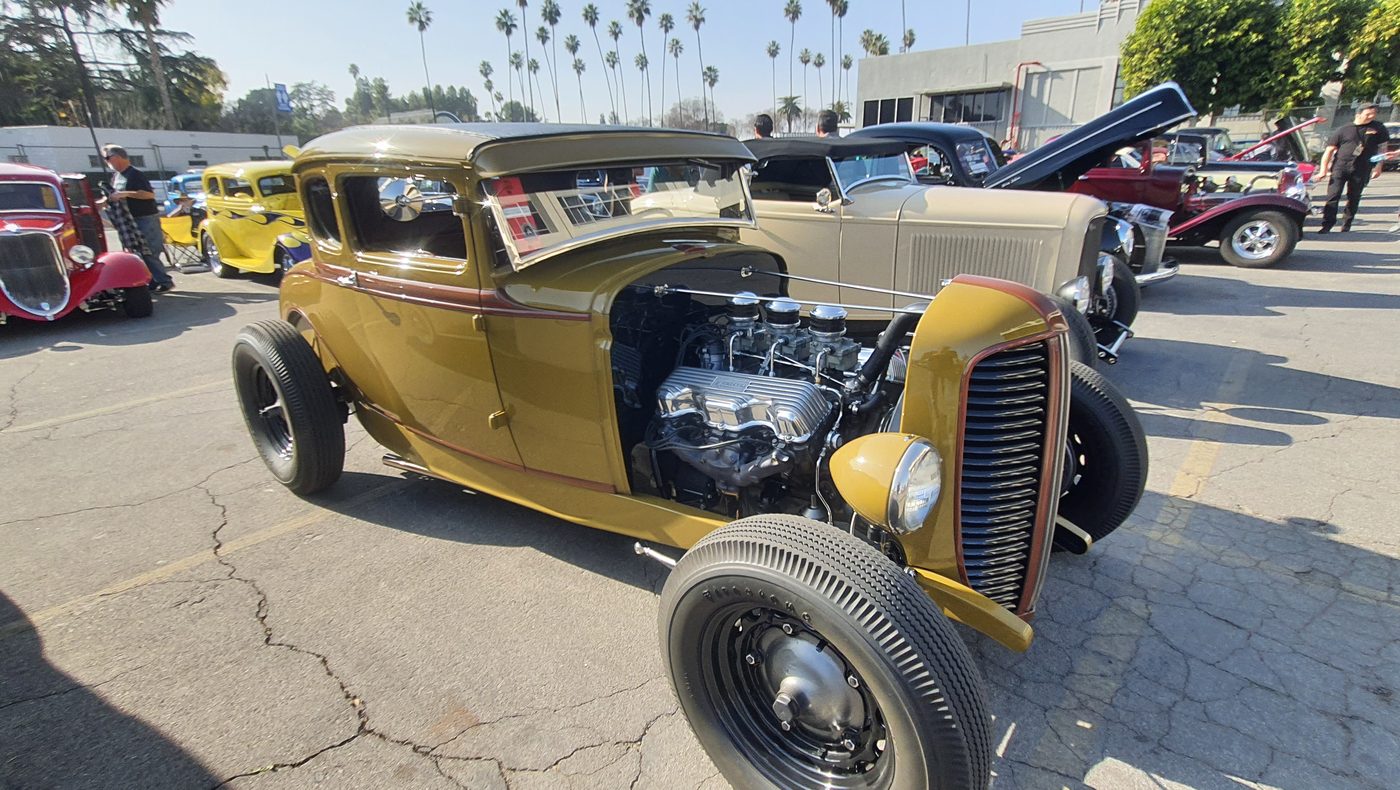 Oliwkowo-złoty Ford Model A coupe 1931 chopped