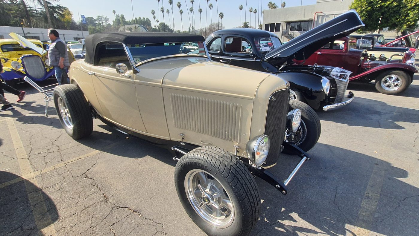Beżowy Ford roadster 1932 z czarnym dachem