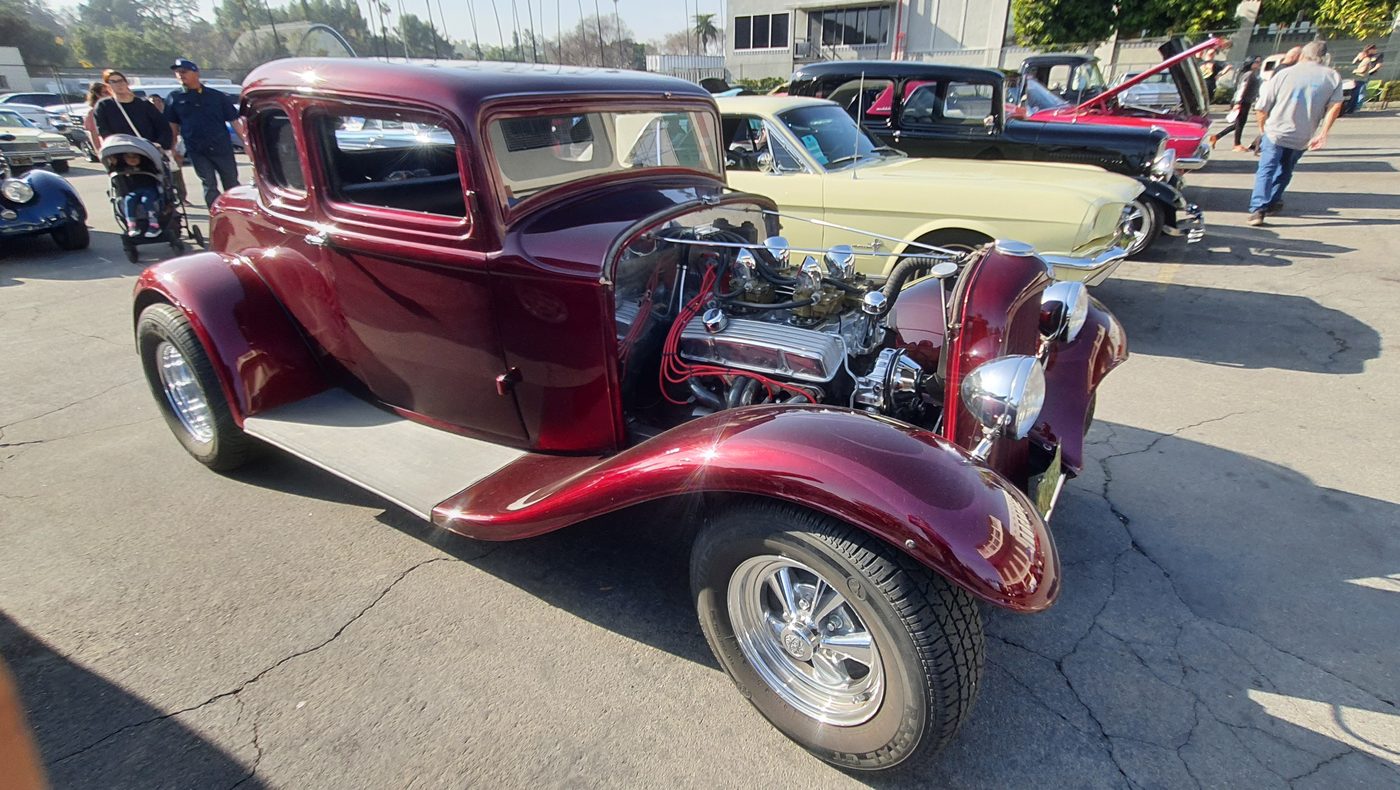 Bordowy Ford 5-window coupe 1932 z chromowanym silnikiem